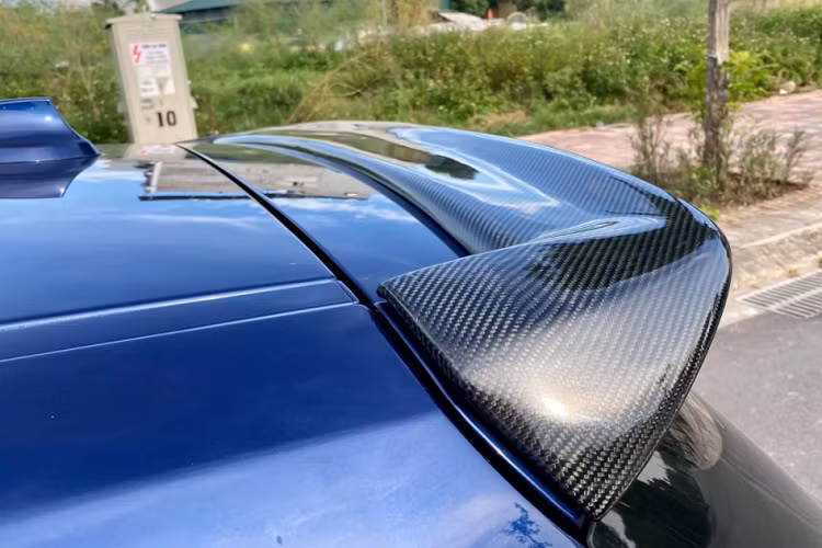 Trong khi hàng ghế sau có khoảng để chân tương đối hạn chế. Dẫu vậy, dòng hatchback 1 Series mang lợi thế ở khoang hành lý khá rộng rãi với sức chứa tiêu chuẩn 360 lít, có thể mở rộng lên 1.200 lít khi gặp phẳng hàng ghế sau. Ngoài ra, việc sử dụng bộ lốp dự phòng loại runflat giúp xe tiết kiện đáng kể không gian.