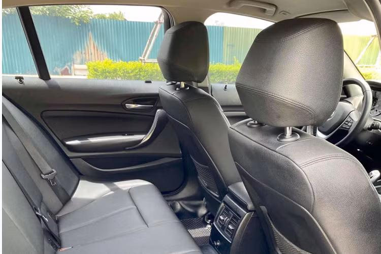 BMW 118i sử dụng động cơ 3cyl thẳng hàng (I3), dung tích 1.5L (1.499 cc), tăng áp cổng nạp kép cho công suất tối đa 136 mã lực tại 4.400 vòng/phút và mô-men xoắn cực đại 220 Nm đạt được tại dải vòng tua từ 1.250 – 4.300 vòng/phút. Sức mạnh được truyền xuống cầu trước (FWD) thông qua hộp số tự động 8 cấp Steptronic.