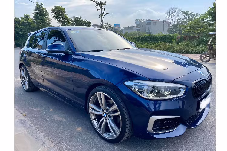 Đơn cử, một chiếc BMW 1-Series bản 118i đời 2015 đang được chào bán với giá 898 triệu đồng. Đặc biệt hơn, đây không phải là chiếc 118i nguyên “zin” khi nó đã được chủ nhân nâng cấp lại kiểu dáng ngoại thất thể thao M Sport để thêm bắt mắt và cao cấp hơn trước.