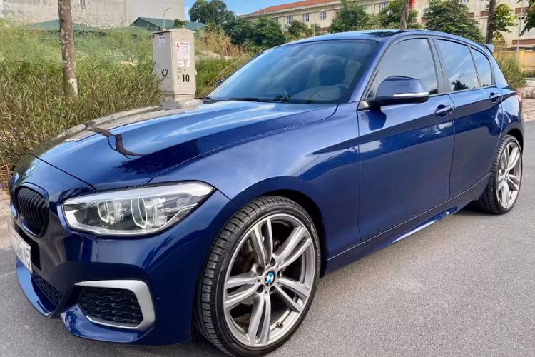 Giá xe BMW 118i chính hãng khoảng 1,3 tỷ đồng tại thời điểm năm 2015, nhưng hiện tại BMW 118i LCI đã giảm giá trị bán lại đáng kể, nhờ đó người mua dễ dàng tiếp cận hơn. Với chi phí mua xe khoảng 900 triệu đồng, lựa chọn 118i đã qua sử dụng có thể xem là mức đầu tư khá xứng đáng dành cho những ai đang tìm kiếm một chiếc hatchback cao cấp, nhỏ gọn và lái hay. Và hơn hết, xe này đã được “trang điểm” sẵn đủ làm hài lòng những khách hàng trẻ!