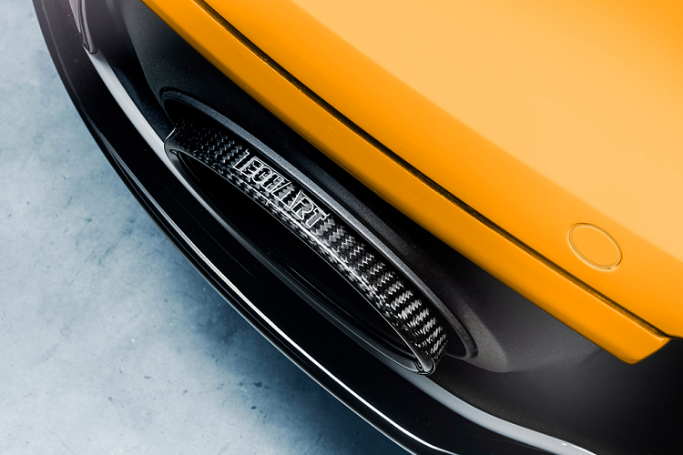 Người lái có thể điều chinh cách hoạt động của hệ thống này thông qua một remote điều khiển từ xa, hoặc hệ thống cũng có thể tự điều chỉnh cách đóng mở của mình tùy thuộc vào chế độ lái và cách lái của người điểu khiển chiếc xe. Ốp ống xả sẽ được cung cấp với vật liệu sợi carbon, hoàn thiện bóng hoặc mờ tùy vào lựa chọn của khách hàng.