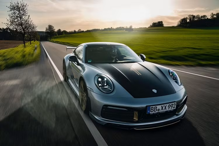 Hệ thống ống xả mới của TechArt cung cấp cho siêu xe Porsche 911 (992) Carrera được làm hoàn toàn bằng titan, vì thế, nó sẽ nhẹ hơn bộ ống xả nâng cấp được làm bằng thép không gỉ khoảng 40% và có thể lắp đặt một cách dễ dàng ngay khi mua về.