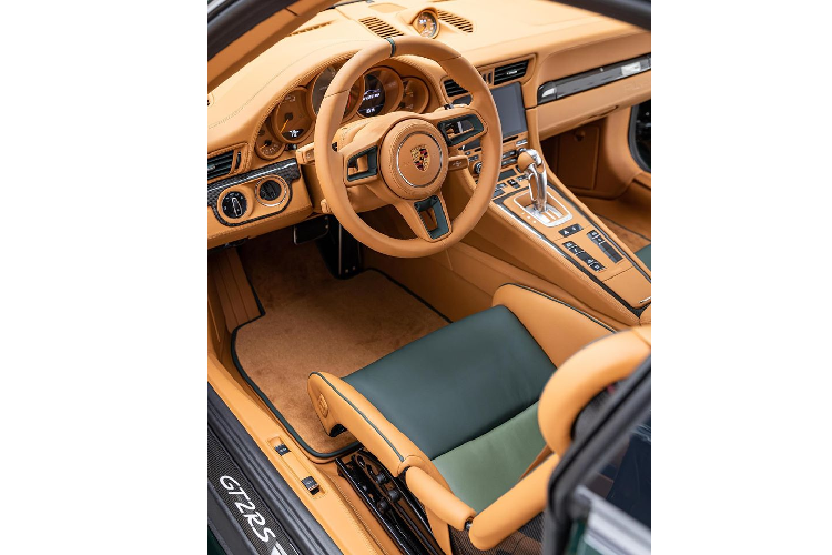 Khoang nội thất của xe cũng đã được thiết kế lại hoàn toàn với phong cách bọc da mới. Nếu khoang nội thất cũ mang trên mình màu đen kết hợp với da Alcantara đỏ đầy thể thao thì khoang nội thất mới lại được trang bị da cá nhân hóa cao cấp Cuoio đắt giá. Ngoài ra, tất cả các chi tiết như cổng điều hòa, bảng đồng hồ thông số, một số chi tiết nhựa cũng đã được thay thế thành màu da bò đầy ăn nhập với khoang nội thất phối theo phong cách sang trọng.