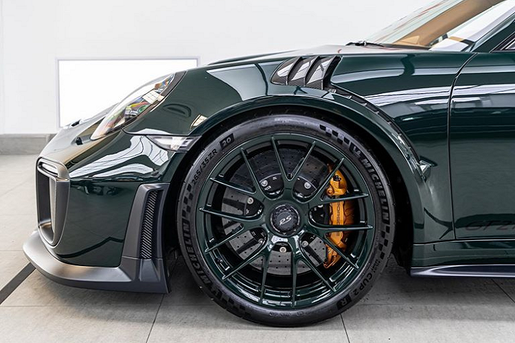 Topaz Detailling là một địa chỉ chăm sóc xe tại Anh Quốc. Nơi đây được biết đến là một nơi chăm sóc, làm detail cho những siêu phẩm đình đám trên thế giới như Lamborghini Veneno Roadster, Pagani Huayra,…Đồng thời, nơi đây cũng chính là nơi đã đem lại cho bản độ Porsche 911 GT2 RS một diện mạo hoàn toàn mới, khác biệt hẳn so với chiếc xe nguyên bản.