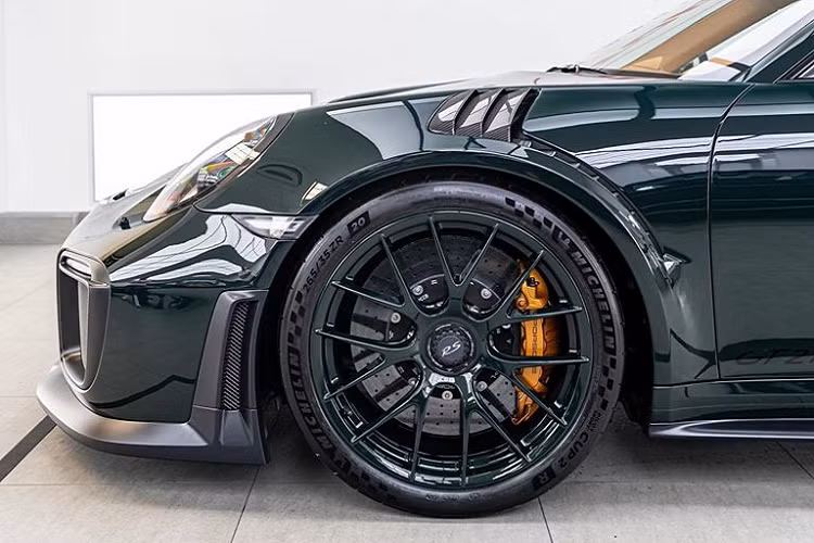 Topaz Detailling là một địa chỉ chăm sóc xe tại Anh Quốc. Nơi đây được biết đến là một nơi chăm sóc, làm detail cho những siêu phẩm đình đám trên thế giới như Lamborghini Veneno Roadster, Pagani Huayra,…Đồng thời, nơi đây cũng chính là nơi đã đem lại cho bản độ Porsche 911 GT2 RS một diện mạo hoàn toàn mới, khác biệt hẳn so với chiếc xe nguyên bản.