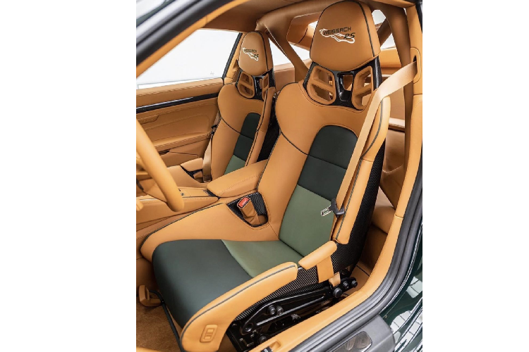 Ngoài ra, chiếc xe còn được nâng cấp một số chi tiết như hệ thống xả đến từ thương hiệu JCR Porsche. Chi tiết này đem lại cho chiếc xe một âm thanh uy lực, hầm hố hơn rất nhiều so với hệ thống xả nguyên bản. Xe còn được trang bị bộ lốp cao cấp Michelin Cup 2R giúp xe tăng khả năng vận hành ở tốc độ cao.