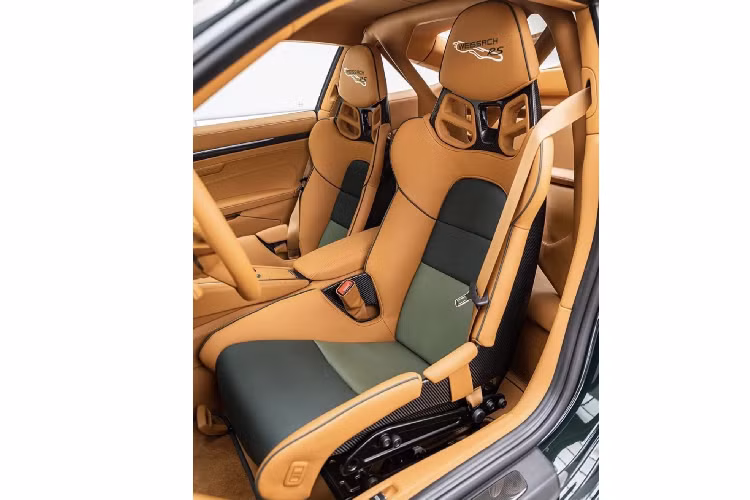 Ngoài ra, chiếc xe còn được nâng cấp một số chi tiết như hệ thống xả đến từ thương hiệu JCR Porsche. Chi tiết này đem lại cho chiếc xe một âm thanh uy lực, hầm hố hơn rất nhiều so với hệ thống xả nguyên bản. Xe còn được trang bị bộ lốp cao cấp Michelin Cup 2R giúp xe tăng khả năng vận hành ở tốc độ cao.