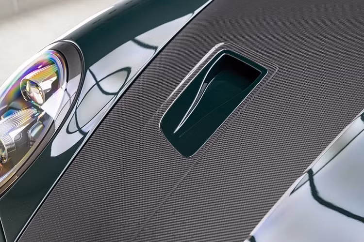 Nếu vẻ đẹp nguyên bản của chiếc xe đem lại cảm giác đầy thể thao với ngoại thất màu bạc, mâm màu vàng đồng cùng gói trang bị Weissach Package, khoang nội thất màu đỏ đen thể thao thì với diện mạo mới, tất cả những chi tiết này đều đã được thay thế với màu sắc phối theo phong cách sang trọng tột độ, đem lại một cảm giác hoàn toàn mới lạ cho chiếc xe thể thao Đức.