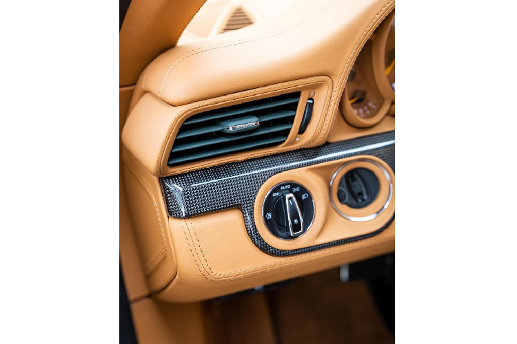 Tất cả các chi tiết Alcantara đã được lược bỏ, thay vào đó khoang nội thất được bọc hoàn toàn với da và được phối hai tông màu da bò và xanh rêu British Racing Green lấy cảm hứng từ màu sắc ngoại thất. Đến cả chiếc chìa khóa của 911 GT2 RS này cũng đã được bọc da bò thay cho lớp sơn thường thấy trên chìa Porsche thông thường. Ngoài ra, một số chi tiết khoang nội thất cũng được ốp carbon, đem lại phần nào cảm giác thể thao cho người cẩm lái nhưng đồng thời là một sự khác biệt lớn so với khoang nội thất cũ trước đây.