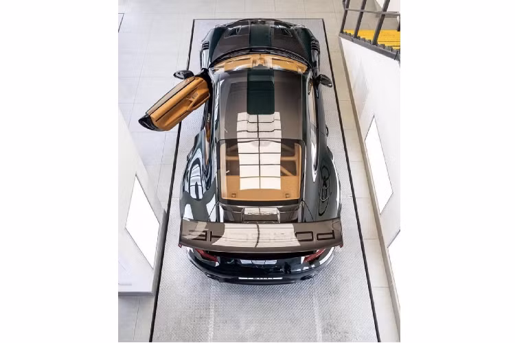 Topaz Detailling đã tiến hành sơn lại hoàn toàn ngoại thất của chiếc xe với màu sắc xanh truyền thống Verde British Racing. Đây chính là màu sắc thường được sử dụng trên những chiếc xe đua Anh Quốc ở thế kỉ trước và cho đến nay, đây vẫn là một sự lựa chọn tuyệt vời về màu sắc cho những chiếc siêu xe. Các chi tiết như nóc xe, nắp capo đều được sơn kết hợp với các chi tiết kết hợp nhằm giữ nguyên vẻ đẹp của gói nâng cấp Weissach Package.