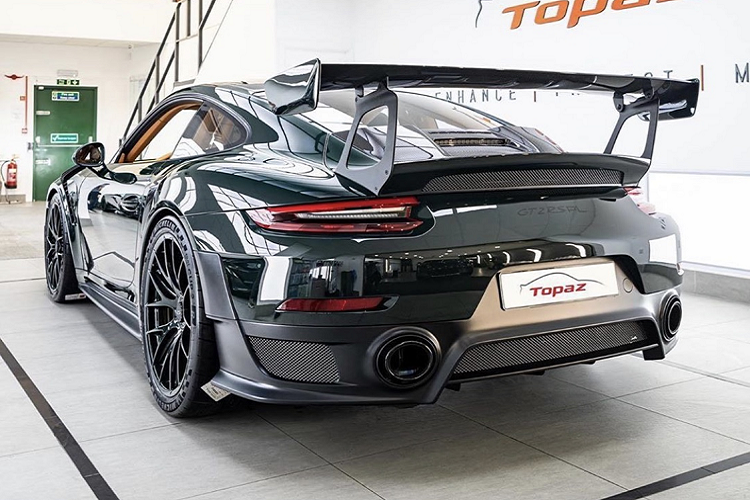 Trên phiên bản này, hãng xe thể thao Porsche vẫn trang bị cho xe động cơ boxer 6 xy-lanh, dung tích 4.0 lít nhưng lại được nâng cấp với hai bộ tăng áp, nhờ đó, khối động cơ này có khả năng sản sinh công suất tối đa 700 mã lực và mô men xoắn cực đại đạt 750 Nm. Xe sử dụng hộp số PDK 7 cấp đặc trưng của Porsche nhằm tối ưu khả năng vận hành.