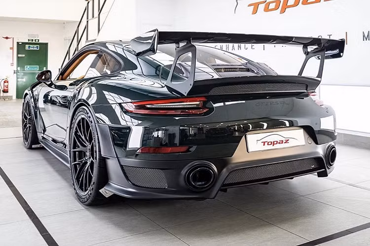 Trên phiên bản này, hãng xe thể thao Porsche vẫn trang bị cho xe động cơ boxer 6 xy-lanh, dung tích 4.0 lít nhưng lại được nâng cấp với hai bộ tăng áp, nhờ đó, khối động cơ này có khả năng sản sinh công suất tối đa 700 mã lực và mô men xoắn cực đại đạt 750 Nm. Xe sử dụng hộp số PDK 7 cấp đặc trưng của Porsche nhằm tối ưu khả năng vận hành.