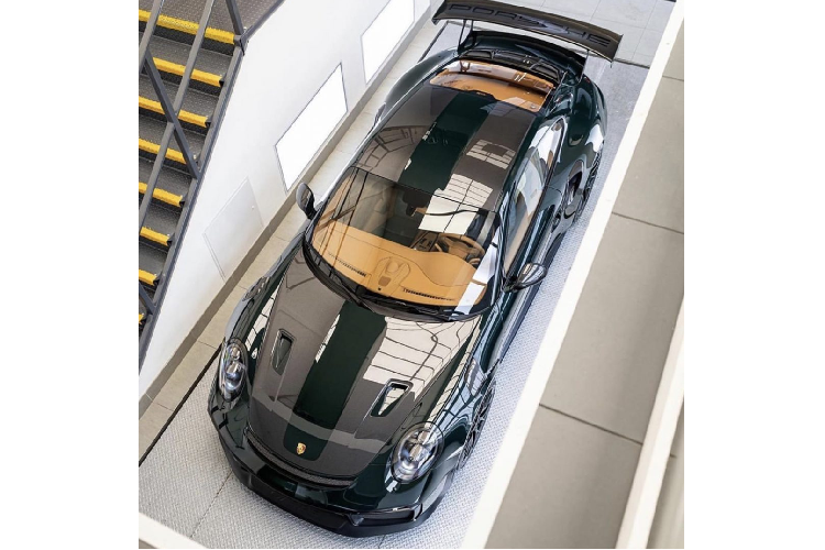 Ở thế hệ này, những chiếc 911 GT2 RS thế hệ mới thường được biết đến với diện mạo đầy thể thao, hấp dẫn với lớp sơn ngoại thất màu bạc thường thấy. Tuy nhiên, với một số những vị khách hàng khó tính, màu sắc này có lẽ phần nào vẫn chưa đủ đáp ứng được yêu cầu của họ. Chính vì thế mà họ toàn toàn có thể lựa chọn những tùy chọn cho chiếc xe của mình thông qua bộ phận cá nhân hóa độc đáo Porsche Exclusive Manufaktur. Bên cạnh đó, họ vẫn có thể tìm đến những “xưởng độ” tư nhân để xây dựng lại chiếc xe theo ý thích cá nhân.