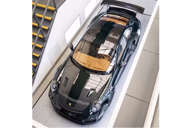 Ở thế hệ này, những chiếc 911 GT2 RS thế hệ mới thường được biết đến với diện mạo đầy thể thao, hấp dẫn với lớp sơn ngoại thất màu bạc thường thấy. Tuy nhiên, với một số những vị khách hàng khó tính, màu sắc này có lẽ phần nào vẫn chưa đủ đáp ứng được yêu cầu của họ. Chính vì thế mà họ toàn toàn có thể lựa chọn những tùy chọn cho chiếc xe của mình thông qua bộ phận cá nhân hóa độc đáo Porsche Exclusive Manufaktur. Bên cạnh đó, họ vẫn có thể tìm đến những “xưởng độ” tư nhân để xây dựng lại chiếc xe theo ý thích cá nhân.