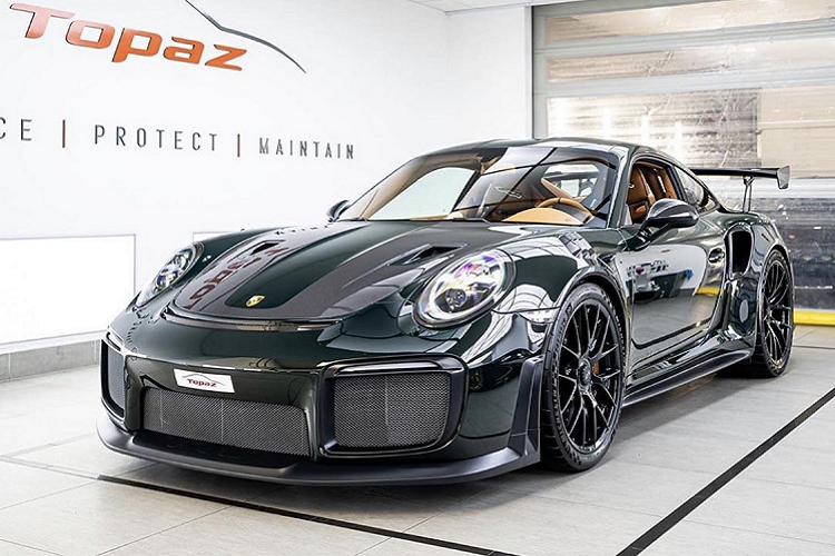 Với khả năng tăng tốc từ 0-100 km/h chỉ mất 2,8 giây và có tốc độ tối đa đạt 340 km/h. siêu xe Porsche 911 GT2 RS được đánh giá là mạnh mẽ nhất mà hãng này từng sản xuất với kết cấu và công nghệ gần tương tự với xe đua. Chiếc xe thể thao này có khả năng hoàn thành một vòng đường đua Nurburgring nổi tiếng chỉ trong 6:47.3.