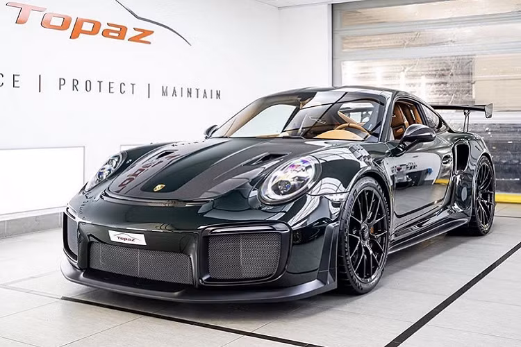 Với khả năng tăng tốc từ 0-100 km/h chỉ mất 2,8 giây và có tốc độ tối đa đạt 340 km/h. siêu xe Porsche 911 GT2 RS được đánh giá là mạnh mẽ nhất mà hãng này từng sản xuất với kết cấu và công nghệ gần tương tự với xe đua. Chiếc xe thể thao này có khả năng hoàn thành một vòng đường đua Nurburgring nổi tiếng chỉ trong 6:47.3.