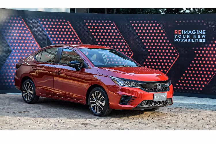  Honda City 2020 mới đã được đổi mới thiết kế, phần đầu xe được trang bị mặt ca-lăng phong cách “Solid Wing Face” chung ngôn ngữ với các mẫu xe như: HR-V, CH-R, Civic hay Accord mới. Tùy thuộc vào phiên bản, ngoại thất xe sẽ có những điểm khác biệt về phần đầu xe, kiểu dáng mâm và trang trí.
