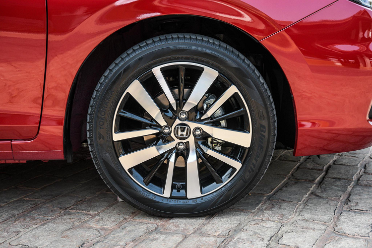 Ngay chính giữa bảng táp-lô điều khiển trung tâm là màn hình giải trí 08 inch, hỗ trợ hệ điều hành iOS và Android. Đặc biệt, City được trang bị công nghệ Honda CONNECT giúp kết nối xe với điện thoại, cụm đồng hồ hỗ trợ lái dạng analog với viền đỏ mang hơi hướng thể thao, vô lăng tích hợp lẫy chuyển số (giả lập CVT) &amp; điều khiển hành trình (Cruise Control).