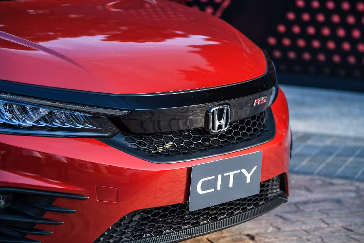 Bước sang thế hệ mới, Honda City đã được thay thế “chiếc xương sống” chính là nền tảng khung gầm mới có kích thước (DxRxC) lần lượt: 4.553 x 1.748 x 1.467 mm + chiều dài cơ sở 2.589mm đi cùng với khoảng sáng gầm 135mm, thấp hơn 15mm so với thế hệ cũ.