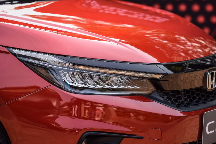 Tất cả các phiên bản City thế hệ mới đều sử dụng duy nhất động cơ 3 cyl (I3) dung tích 1.0L tăng áp cho công suất tối đa 122hp@5.500 vòng/phút, mô-men xoắn cực đại 173 Nm tại 2.000 - 4.500 vòng/phút. Sức mạnh được truyền xuống cầu trước (FWD) thông qua hộp số tự động vô cấp (CVT), ở phiên bản RS có thêm lẫy chuyển số giả lập 7 cấp số.