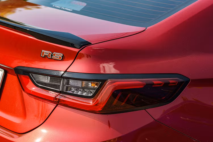 Nội thất Honda City luôn được đánh giá cao trong phân khúc B về chất lượng và độ hoàn thiện. Ở thế hệ mới, nội thất City mang thiết kế hấp dẫn bắt mắt hơn. Honda cho biết “NVH” (noise, vibration, harshness (ồn, rung động và độ xóc) trên City mới đã được giảm thiểu so với trước đó nhờ cải tiến như mút cách âm và ốp tấm cách nhiệt/cách âm dầy dặn hơn.