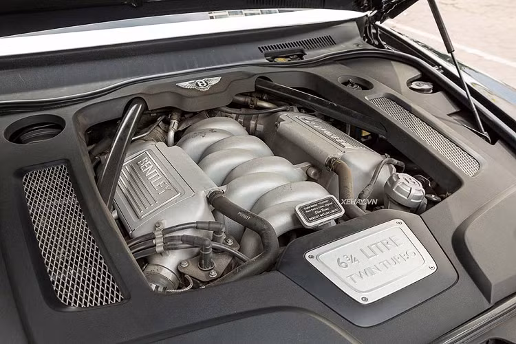 Bentley Mulsanne Speed được trang bị động cơ V8 6.75Lit tăng áp kép sản sinh công suất lên tới 530 mã lực, mô men xoắn cực đại lên tới 1,100Nm. Điều này giúp xe tăng tốc từ 0-97km/h chỉ trong vòng 4,8 giây, nhanh hơn 0,3 giây so với phiên bản tiêu chuẩn.