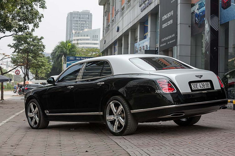 Nếu những chiếc Continental GT là sự kết hợp của thể thao và sang trọng thì Mulsanne lại toát lên một vẻ quý phái, lịch sự. Thường những chiếc xe Bentley Mulsanne Speed sẽ mang trên mình những màu sắc cơ bản như trắng, đen. Tuy nhiên, với sự phát triển của ngành công nghiệp chăm sóc, làm đẹp xe hơi, chủ nhân của những chiếc xe đắt tiền như Bentley hay Rolls-Royce cũng có thể dễ dàng khoác lên những màu sắc độc đáo.