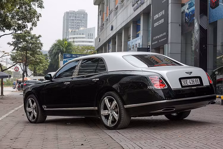 Nếu những chiếc Continental GT là sự kết hợp của thể thao và sang trọng thì Mulsanne lại toát lên một vẻ quý phái, lịch sự. Thường những chiếc xe Bentley Mulsanne Speed sẽ mang trên mình những màu sắc cơ bản như trắng, đen. Tuy nhiên, với sự phát triển của ngành công nghiệp chăm sóc, làm đẹp xe hơi, chủ nhân của những chiếc xe đắt tiền như Bentley hay Rolls-Royce cũng có thể dễ dàng khoác lên những màu sắc độc đáo.