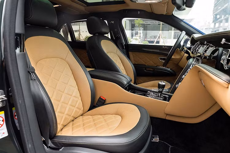 Lưới tản nhiệt đan chéo được chia làm 2 mảng giúp chiếc xe thêm phần sang trọng. Ở trước mũi xe chính là logo “Flying B” có thể mở đóng. Logo này không được trang bị trên các mẫu Bentley hiện hành khác cho tới thời gian gần đây, khi Bentley quyết định mang Flying B lên Flying Spur 2020.