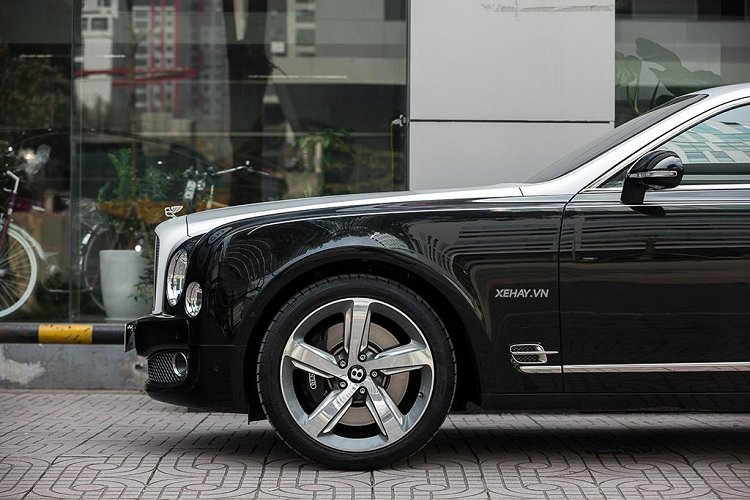 Chiếc Bentley Mulsanne Speed này thuộc phiên bản năm 2015. Hiện tại, chiếc xe đang được rao bán thông qua một đại lý tư nhân, giá xe Bentley Mulsanne Speed khoảng 15 tỷ đồng - một mức giá được cho là khá hợp lý cho một chiếc xe còn rất mới so với tuổi đời.