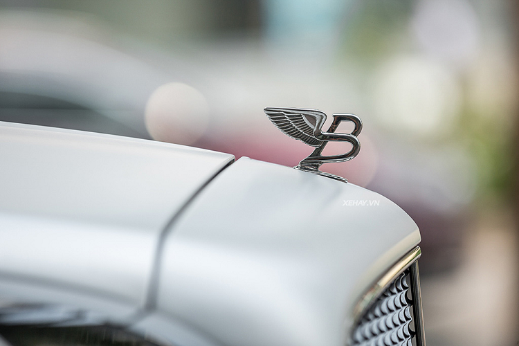 Về ngoại hình, Bentley Mulsanne gây ấn tượng mạnh với chiều dài cơ sở lên tới 5,575mm, chiều cao lên tới 1,521mm. Điều này làm chiếc xe trông khá to và chắc chắn, tạo cảm giác an toàn cho hành khách. Ở phần đầu xe, Bentley chọn thiết kế phẳng có phần cổ điển kết hợp cùng đèn LED chiếu sang kép tích hợp thêm chiếu sáng ban ngày dạng tròn khá đặc biệt.