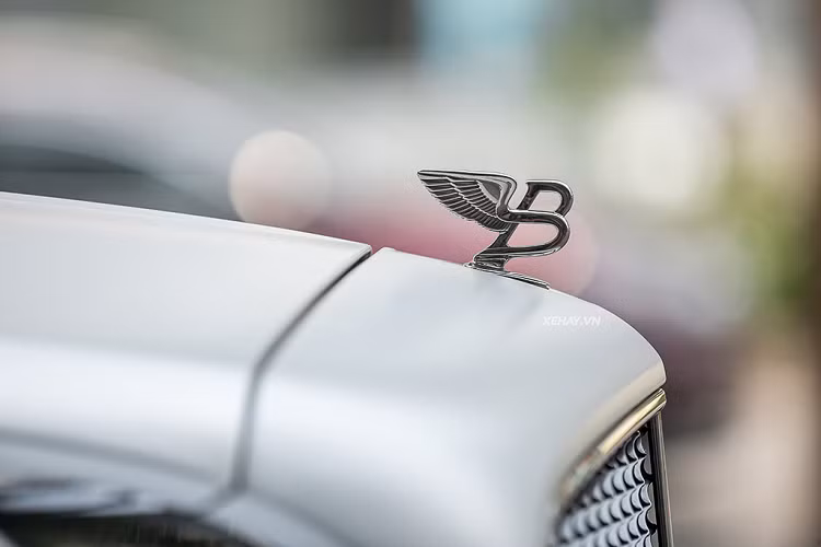 Về ngoại hình, Bentley Mulsanne gây ấn tượng mạnh với chiều dài cơ sở lên tới 5,575mm, chiều cao lên tới 1,521mm. Điều này làm chiếc xe trông khá to và chắc chắn, tạo cảm giác an toàn cho hành khách. Ở phần đầu xe, Bentley chọn thiết kế phẳng có phần cổ điển kết hợp cùng đèn LED chiếu sang kép tích hợp thêm chiếu sáng ban ngày dạng tròn khá đặc biệt.