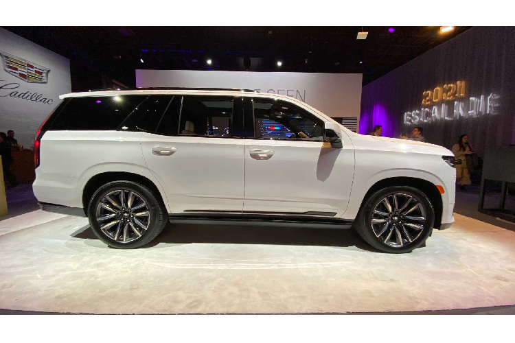 Khách hàng có thể mua thêm hệ thống giải trí cho hàng ghế sau, với cặp màn hình cảm ứng 12,6 inch. Người ngồi phía sau có thể chơi game, nghe nhạc và xem video thông qua cổng kết nối HDMI và USB, hoặc có thể phản chiếu hình ảnh từ thiết bị Android. Người ngồi sau có thể sử dụng màn hình này để đề xuất những điểm đến cho tài xế phía trước.