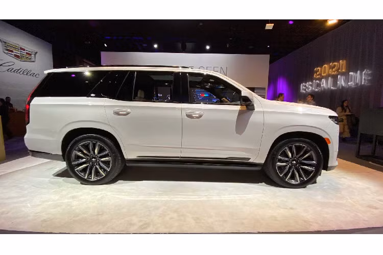 Khách hàng có thể mua thêm hệ thống giải trí cho hàng ghế sau, với cặp màn hình cảm ứng 12,6 inch. Người ngồi phía sau có thể chơi game, nghe nhạc và xem video thông qua cổng kết nối HDMI và USB, hoặc có thể phản chiếu hình ảnh từ thiết bị Android. Người ngồi sau có thể sử dụng màn hình này để đề xuất những điểm đến cho tài xế phía trước.