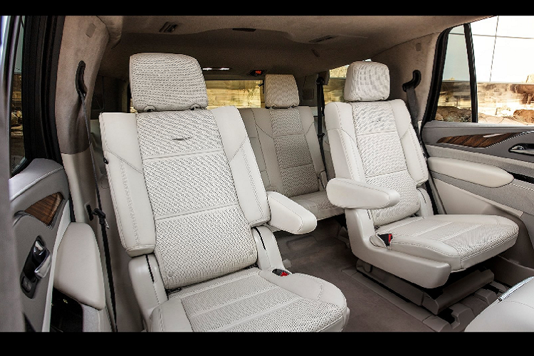 Mẫu xe SUV hạng sang Cadillac Escalade được trang bị tính năng dẫn đường thông minh, khi hiển thị cùng lúc hình ảnh thực tế phía trước, những mũi tên điều hướng và thông báo tới người lái bằng giộng nói. Một số tùy chọn công nghệ đáng chú ý bao gồm gương chiếu hậu tích hợp camera phía sau và hệ thống hỗ trợ lái ban đêm sử dụng công nghệ hồng ngoại, có thể phát hiện người đi bộ hoặc động vật kích thước lớn.
