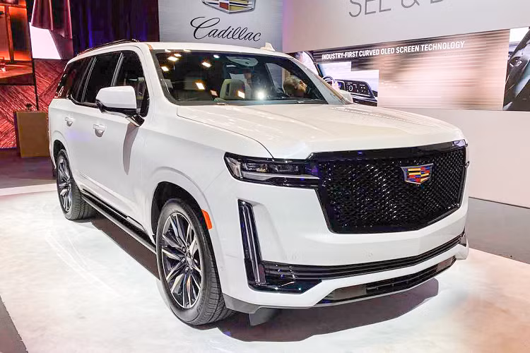 Được giới thiệu lần đầu tiên cách đây hơn 20 năm, mẫu xe sang Cadillac Escalade được ví như biểu tượng cho địa vị và giàu sang ở Mỹ, được ưa chuộng bởi giới nổi tiếng, như ca sĩ, rapper, cho đến giới quyền lực như giám đốc, nhà tài phiệt. Dẫu vậy, mẫu SUV full-size nước Mỹ dần mất đi vị thế khi các thương hiệu hạng sang bước vào phân khúc.