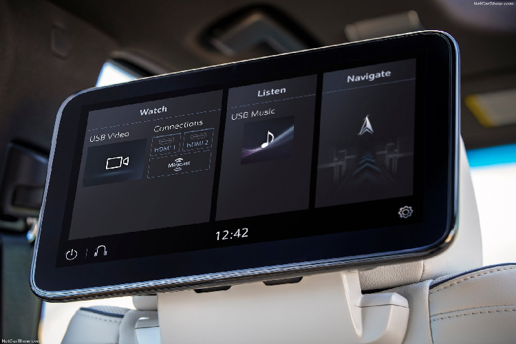 Bước vào bên trong là buồng lái đây công nghệ với màn hình cong OLED 38 inch có mật động điểm ảnh gấp đôi so với TV 4K. Thực tế, hãng chia ra làm 3 màn hình nhỏ, bao gồm cụm đồng hồ kỹ thuật số 14,2 inch, màn hình giải trí trung tâm 16,9 inch và một màn hình thông tin đặt bên trái vô-lăng kích thước 7,2 inch.