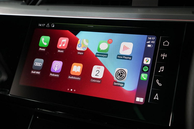 Các công nghệ hỗ trợ của e-tron Sportback 55 quattro S line gồm kiểm soát hành trình, cảnh báo lệch làn đường, camera hỗ trợ đỗ xe phía sau.