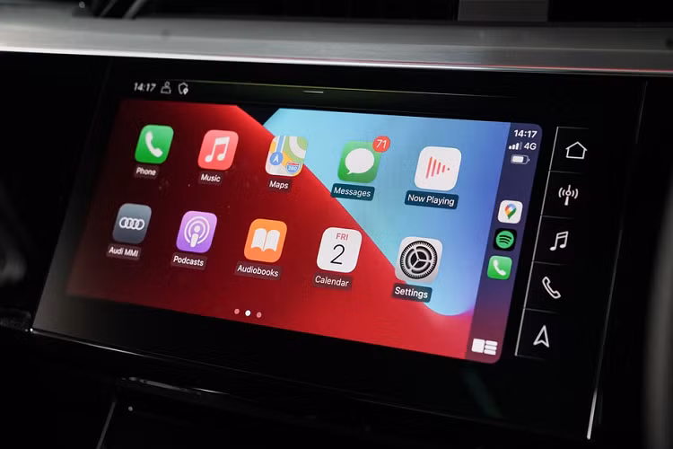 Các công nghệ hỗ trợ của e-tron Sportback 55 quattro S line gồm kiểm soát hành trình, cảnh báo lệch làn đường, camera hỗ trợ đỗ xe phía sau.