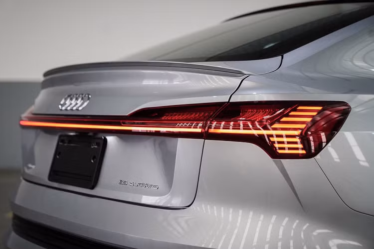 Điểm khác biệt giữa e-tron và e-tron Sportback nằm ở phần đuôi xe. Từ cột B, mui xe của e-tron Sportback thấp dần về sau, tạo nên vẻ thể thao cho chiếc SUV này. Còn lại, cản sau được thiết kế cứng cáp, hệ thống khuếch tán thể thao và hệ thống ống xả được loại bỏ.