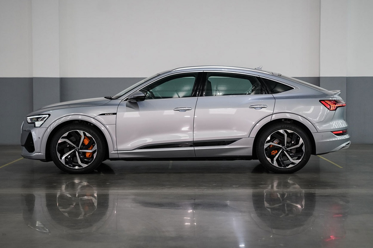 Tương tự phiên bản tại châu Âu, Audi e-tron Sportback 55 quattro S line tại Thái Lan đi kèm bộ mâm 21 inch, hệ thống đèn LED ma trận kỹ thuật số và hệ thống treo thể thao. Với gói S line, e-tron có