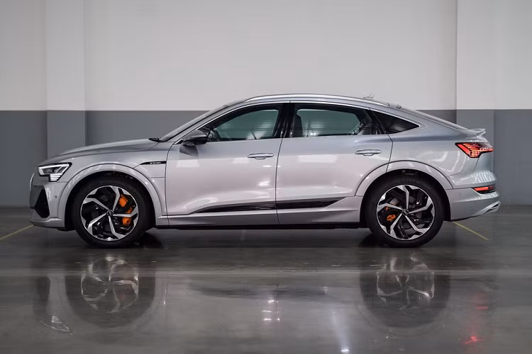 Tương tự phiên bản tại châu Âu, Audi e-tron Sportback 55 quattro S line tại Thái Lan đi kèm bộ mâm 21 inch, hệ thống đèn LED ma trận kỹ thuật số và hệ thống treo thể thao. Với gói S line, e-tron có