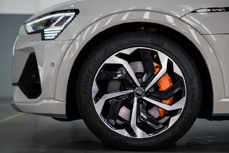 Audi e-tron Sportback là phiên bản thể thao của e-tron - mẫu xe điện đầu tiên của hãng xe Đức. So với e-tron, e-tron Sportback có kiểu dáng thể thao hơn với ngoại hình SUV lai coupe.