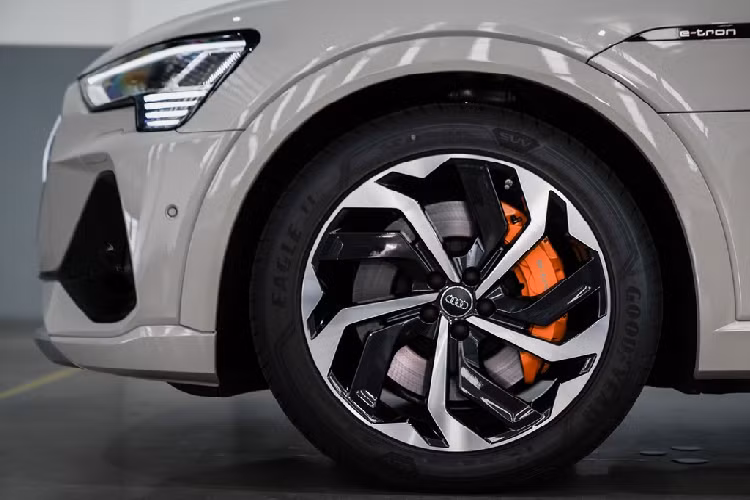 Audi e-tron Sportback là phiên bản thể thao của e-tron - mẫu xe điện đầu tiên của hãng xe Đức. So với e-tron, e-tron Sportback có kiểu dáng thể thao hơn với ngoại hình SUV lai coupe.