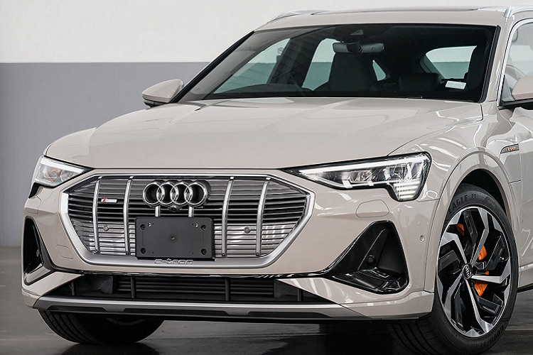 Ở đầu xe, e-tron Sportback có lưới tản nhiệt dạng Singleframe màu xám và các khe hút gió thể thao. Tuy nhiên, lưới tản nhiệt và các khe hút gió của xe chỉ mang tính thẩm mỹ chứ không có chức năng làm mát do đây là mẫu xe thuần điện.