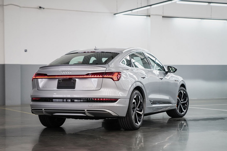 Tại Thái Lan, giá xe Audi e-tron Sportback được phân phối với mức từ 5,3 triệu baht, tương đương 170.000 USD - đắt hơn 10.000 USD so với e-tron tiêu chuẩn.