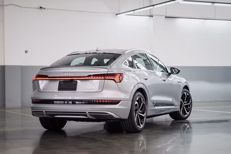 Tại Thái Lan, giá xe Audi e-tron Sportback được phân phối với mức từ 5,3 triệu baht, tương đương 170.000 USD - đắt hơn 10.000 USD so với e-tron tiêu chuẩn.