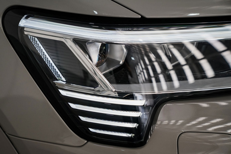 Đèn LED ma trận này sử dụng các máy chiếu tia laser độ phân giải cao, không gây chói cho phương tiện đối diện. Phiên bản này có 6 tùy chọn màu ngoại thất, gồm trắng ánh kim, bạc Floret, đen Mythos, xám Daytona, vàng nhạt Siam và xanh Antigua.