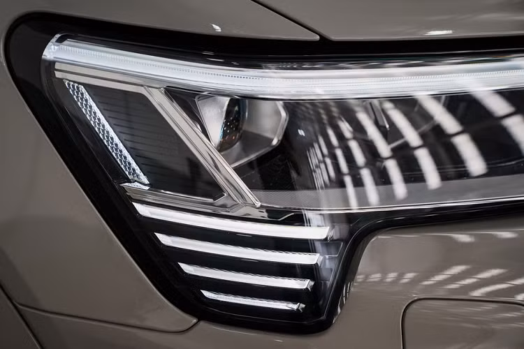 Đèn LED ma trận này sử dụng các máy chiếu tia laser độ phân giải cao, không gây chói cho phương tiện đối diện. Phiên bản này có 6 tùy chọn màu ngoại thất, gồm trắng ánh kim, bạc Floret, đen Mythos, xám Daytona, vàng nhạt Siam và xanh Antigua.