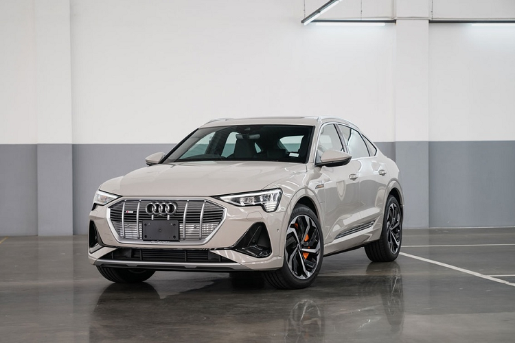 Sau khi ra mắt e-tron, hãng xe sang Đưc tiếp tục giới thiệu Audi e-tron Sportback 2021 mới tại thị trường Thái Lan. Tại đây, mẫu xe điện này chỉ được bán với phiên bản e-tron Sportback 55 quattro S line. thêm cánh gió sau, viền cửa bằng nhôm và cửa sổ trời toàn cảnh chỉnh điện.